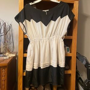 Black/white mini-dress